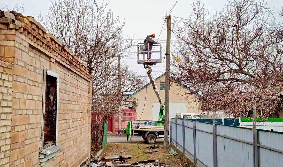 energetiki-dtek-povernuli-svitlo-dlya-bilshe-2-700-kliyentiv-ta-vidnovlyuyut-elektromerezhi-na-zvilnenih-teritoriyah-kijivshchini-1