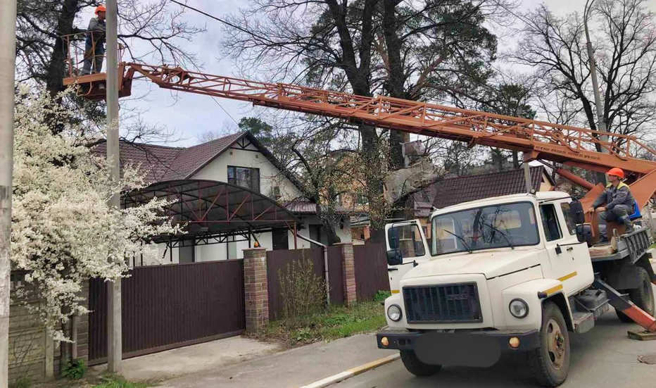 povernuli-svitlo-shche-dlya-1-500-rodin-u-9-mistah-ta-selah-na-kijivshchini-dtek-prodovzhuye-lagoditi-merezhi-na-zvilnenih-teritoriyah-oblasti-3