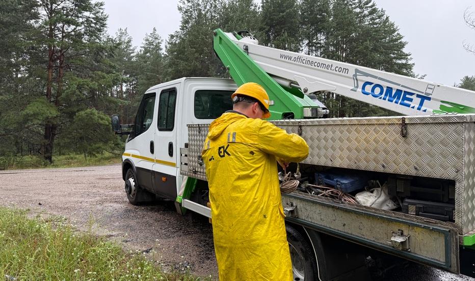 energetiki-dtek-kijivski-regionalni-elektromerezhi-prodovzhuyut-roboti-z-likvidaciji-naslidkiv-stihiji-1