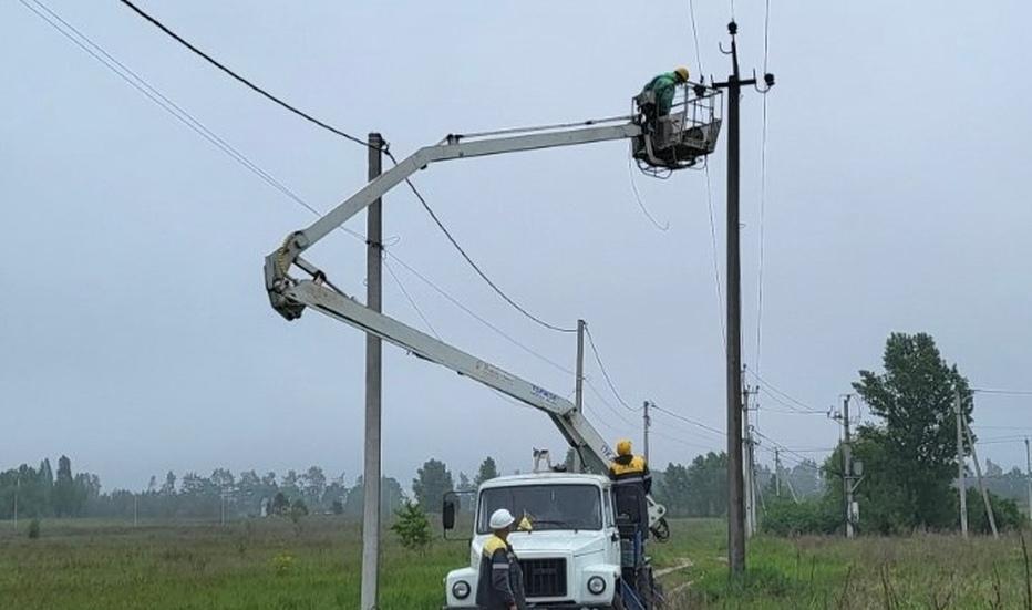 37-energoob-yektiv-znovu-pracyuyut-u-2025-roci-energetiki-dtek-kijivski-regionalni-elektromerezhi-prodovzhuyut-vidnovlyuvati-merezhi-pislya-obstriliv-1