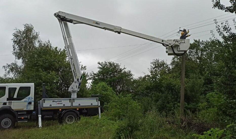 zi-svitlom-ponad-120-tis-rodin-energetiki-dtek-kijivski-regionalni-elektromerezhi-prodovzhuyut-likvidovuvati-naslidki-negodi-1
